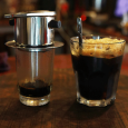 Một ly cà phê đen thơm ngon nguyên chất là sự kết hợp của nhiều yếu tố